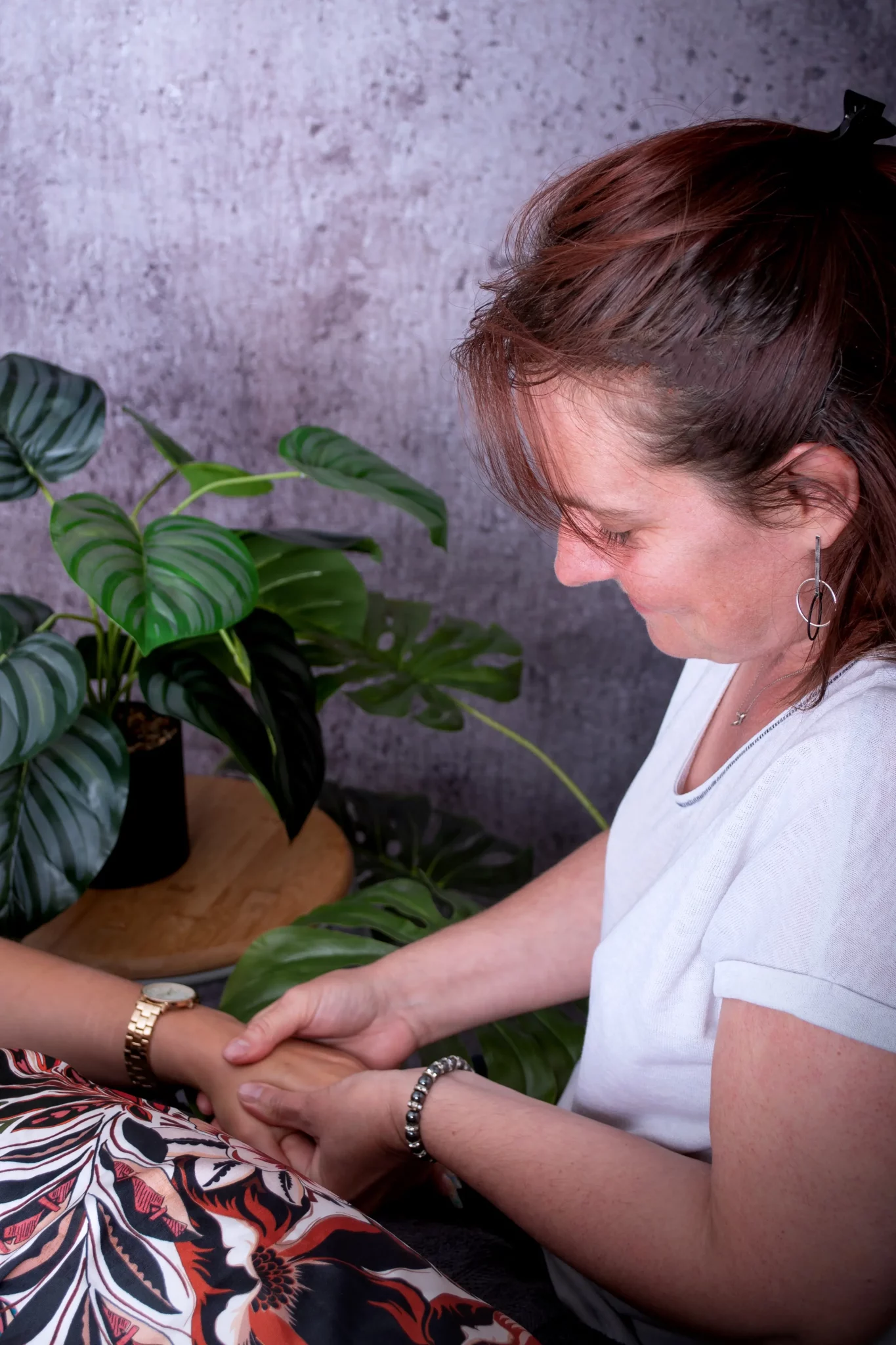 Photo d'une reflexologue en train de faire des points de compression