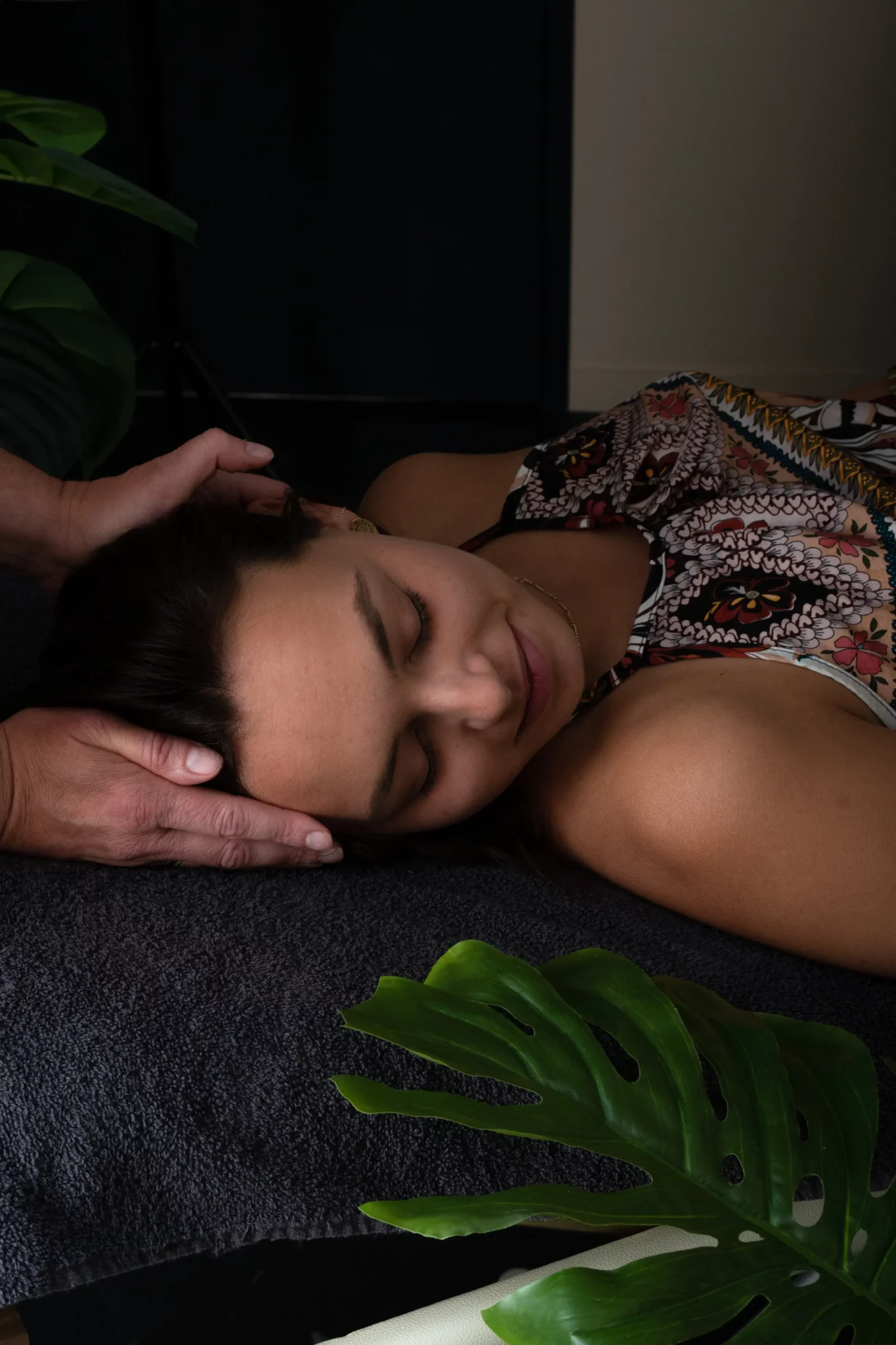 Photo d'une femme qui se fait masser le visage 