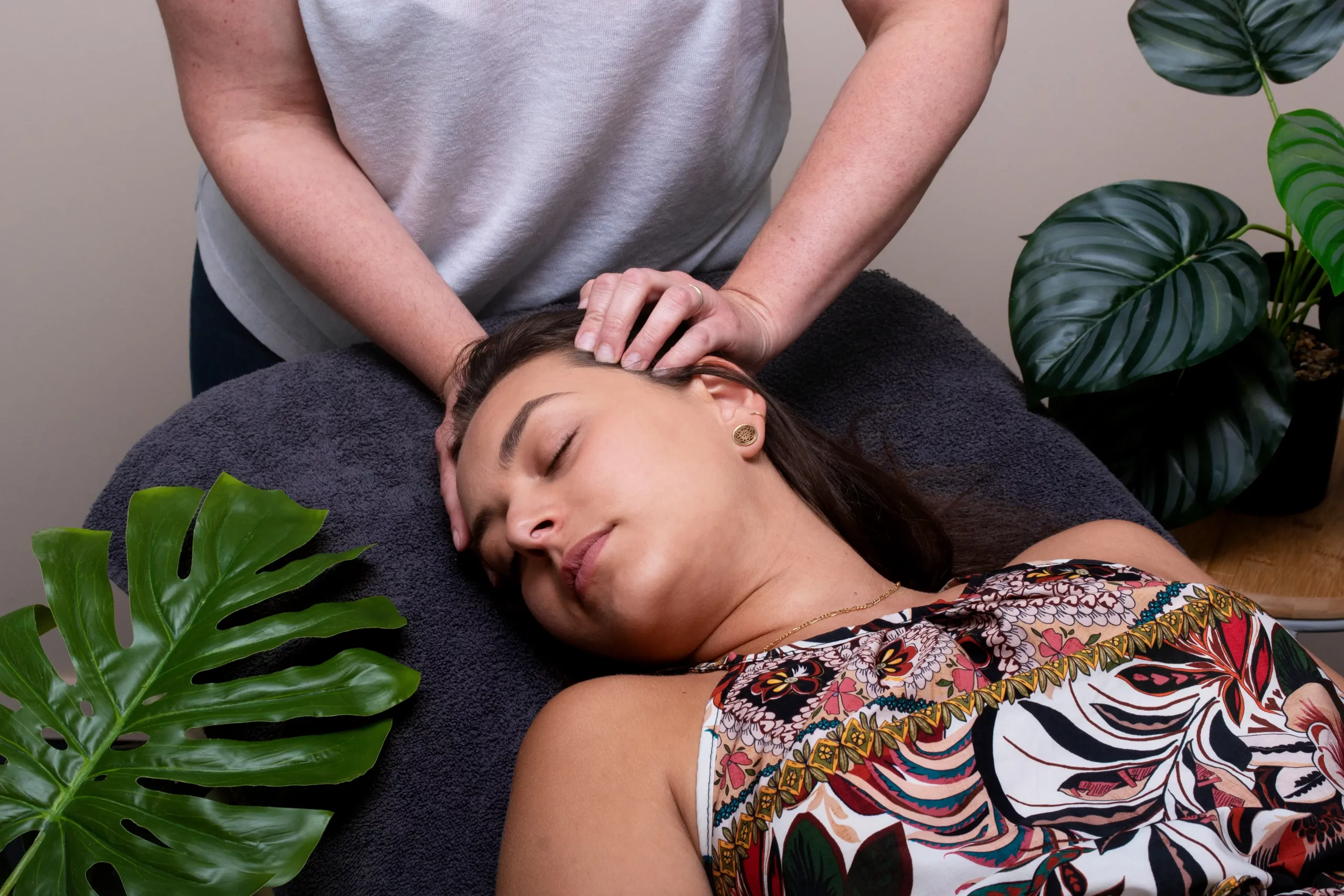 Femme qui se fait masser le visage